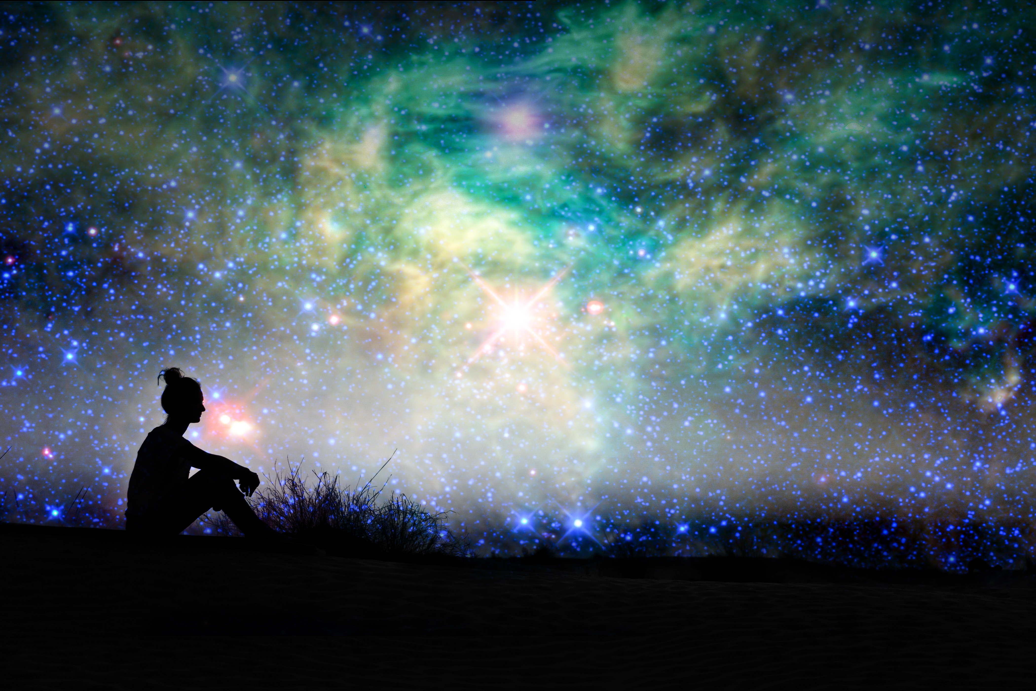 Музыка смотря на звезды. Звездное небо и человек. Девушка и звездное небо. Девушка под звездным небом. Человек в космосе.